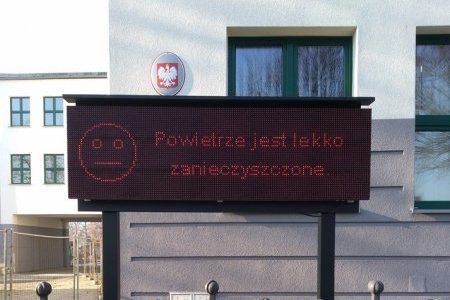 Tablice ledowe wyświetlające informacje o aktualnym stanie powietrza